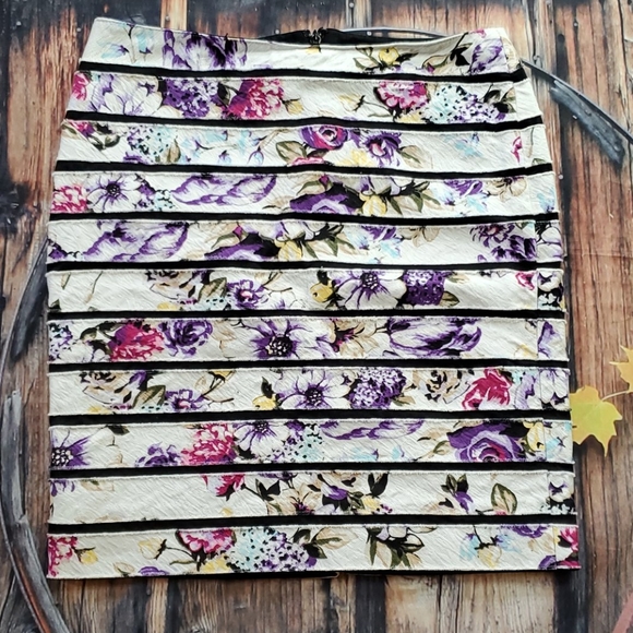 White black house market skirt - Picture 1 of 7